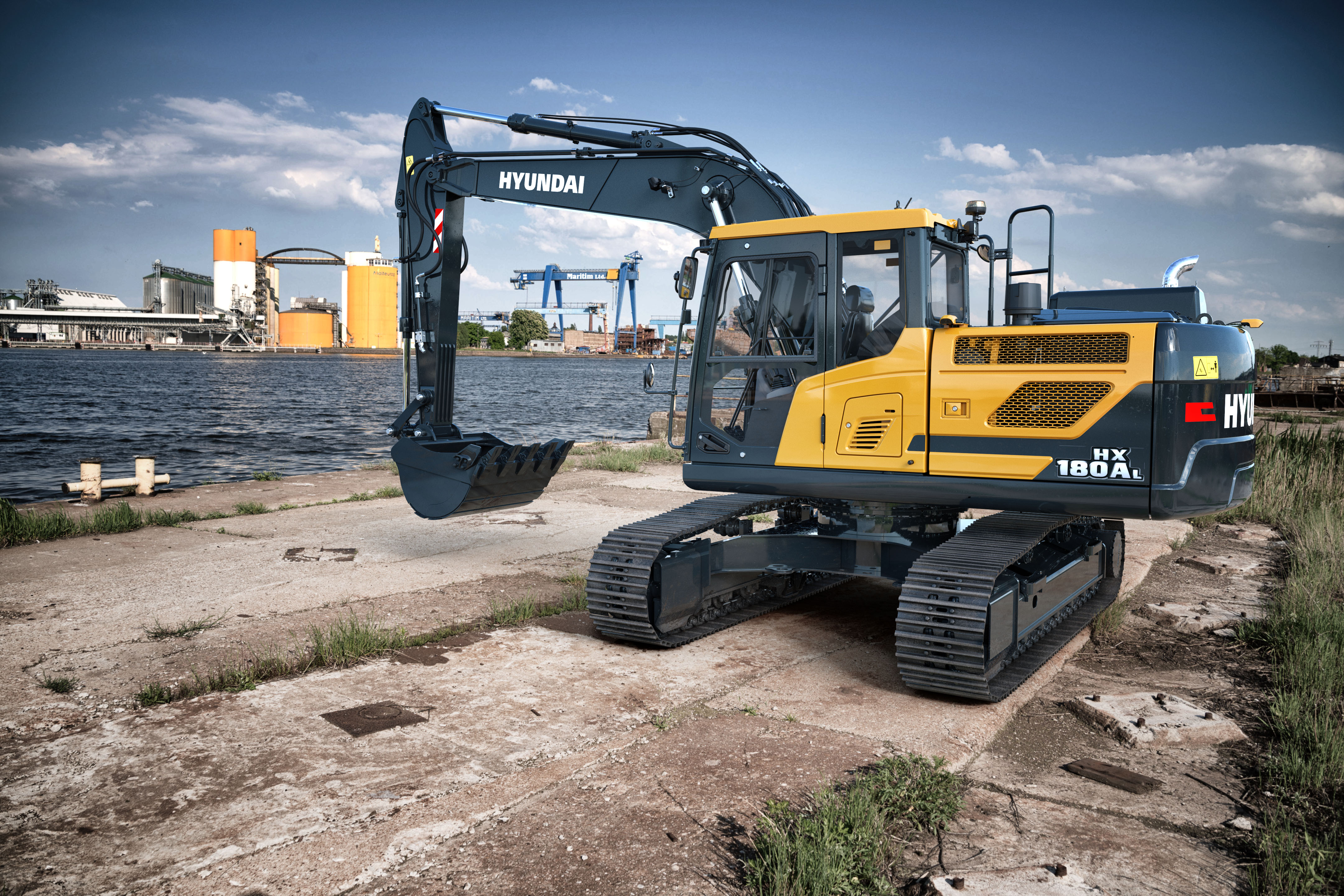 Onze nieuwe HX160A L en HX180A L rupsgraafmachines uit de A-serie staan klaar om uw wereld te bouwen. De Cummins B4.5 Stage V-motor is de krachtigste in zijn klasse en levert 115 kW (155 pk) terwijl tegelijkertijd de brandstofzuinigheid tot wel 11% verbeterd is. U kunt erop vertrouwen dat de HX160A L en HX180A L zullen presteren onder de zwaarste omstandigheden op grote bouwterreinen en in infrastructuurprojecten, omdat ze uitgerust zijn met een nieuw, robuust exterieurontwerp met extra veiligheidsvoorzieningen en betere onderhoudseigenschappen